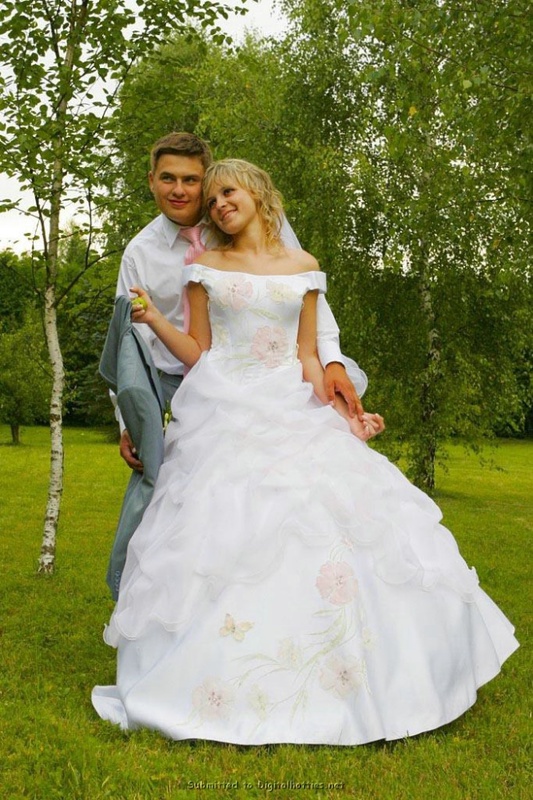 Невеста сняла свадебное платье после свадьбы 2 фотография