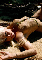 Веселая блондинка не прочь светить сиськами на отдыхе 5 фотография