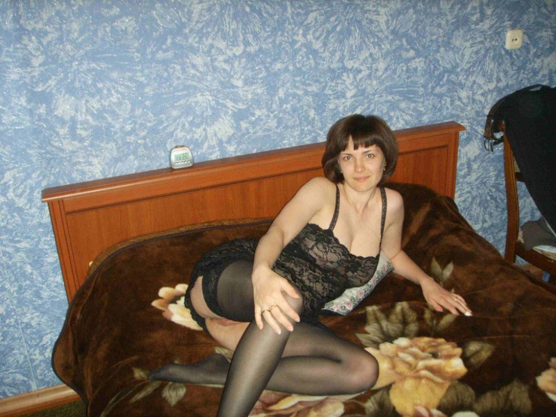 Грудастая женщина разделась на кровати 2 фотография