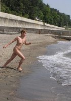 Телочка купается в море без одежды 6 фотография