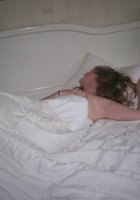 Милая девушка без белья лежит на кровати 14 фотография