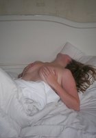 Милая девушка без белья лежит на кровати 13 фото