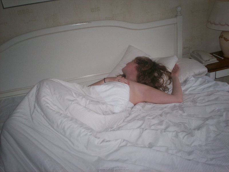 Милая девушка без белья лежит на кровати 14 фотография