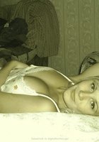 Оксана лежит в спальне без бюстгальтера 16 фотография