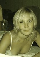 Оксана лежит в спальне без бюстгальтера 15 фото