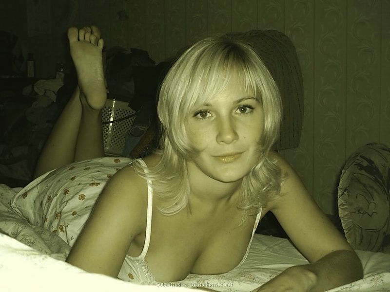Оксана лежит в спальне без бюстгальтера 15 фотография