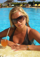 Обнаженная Ирина купается в бассейне 6 фото