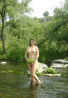Зрелые нудистки купаются в горной реке 3 фото