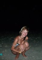 Голая милашка пришла ночью на пляж 17 фото