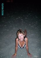 Голая милашка пришла ночью на пляж 27 фотография