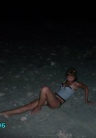 Голая милашка пришла ночью на пляж 20 фото