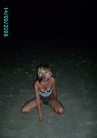 Голая милашка пришла ночью на пляж 18 фотография