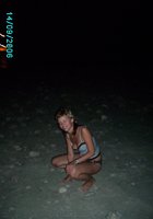 Голая милашка пришла ночью на пляж 19 фото