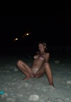 Голая милашка пришла ночью на пляж 26 фото