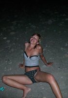 Голая милашка пришла ночью на пляж 14 фото