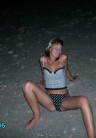 Голая милашка пришла ночью на пляж 15 фотография
