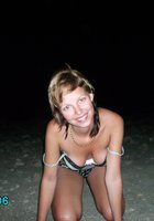 Голая милашка пришла ночью на пляж 16 фото