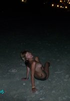 Голая милашка пришла ночью на пляж 22 фотография