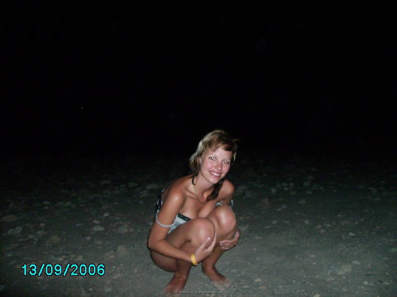 Голая милашка пришла ночью на пляж 17 фотография