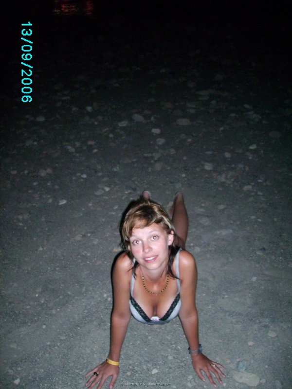Голая милашка пришла ночью на пляж 27 фотография