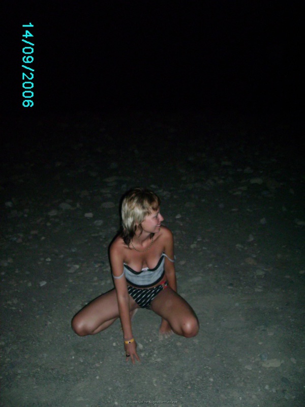 Голая милашка пришла ночью на пляж 18 фотография