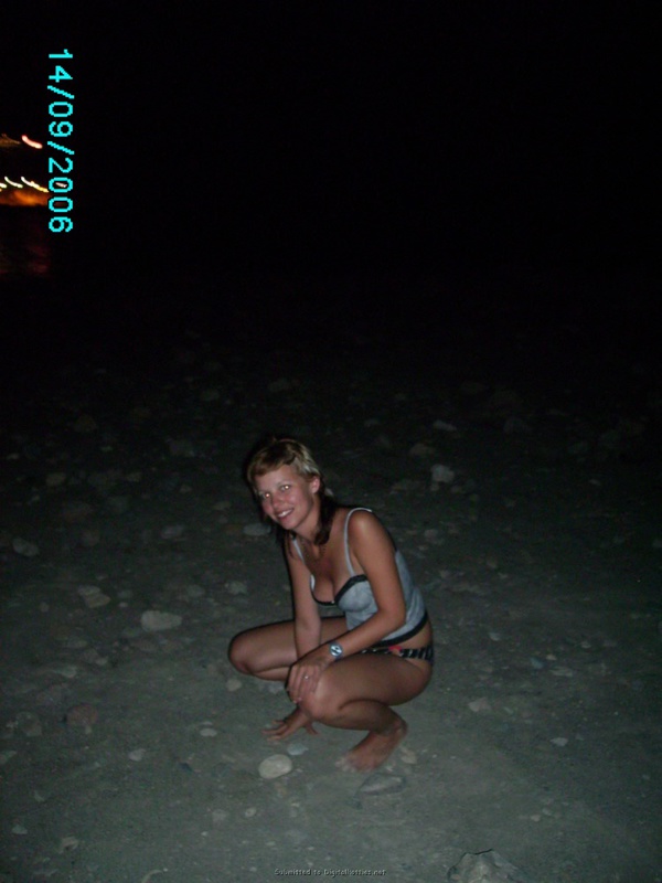 Голая милашка пришла ночью на пляж 19 фотография