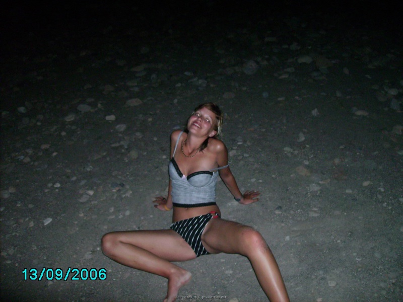 Голая милашка пришла ночью на пляж 14 фотография