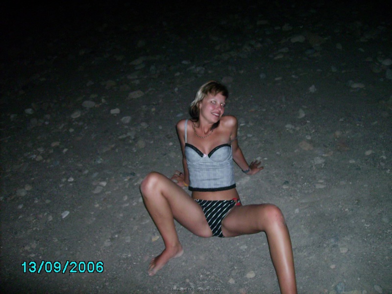 Голая милашка пришла ночью на пляж 15 фотография