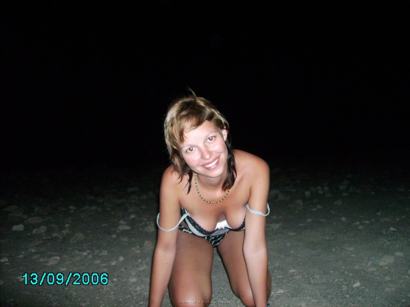 Голая милашка пришла ночью на пляж 16 фотография