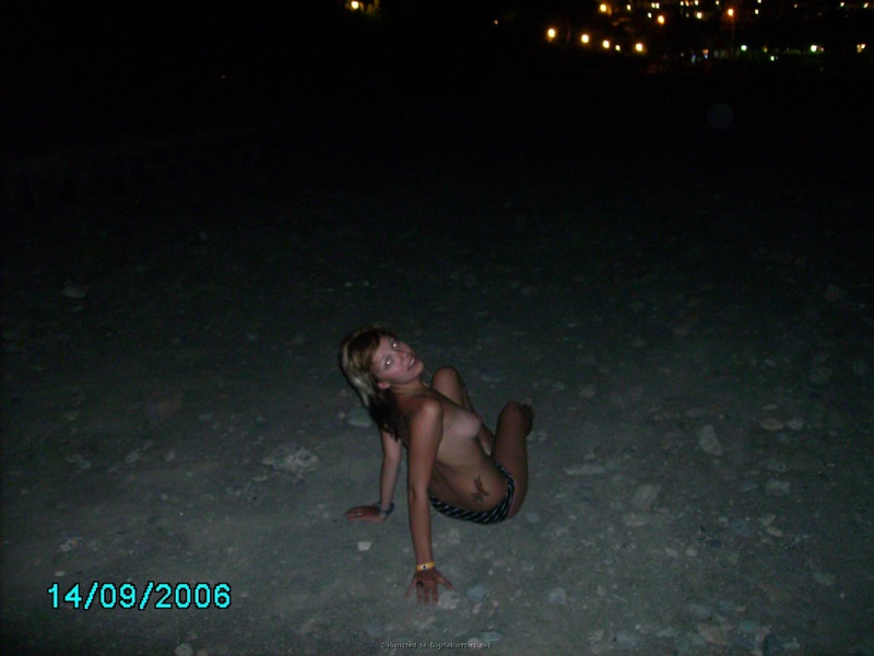 Голая милашка пришла ночью на пляж 22 фотография