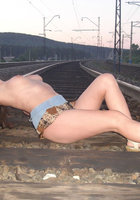 Баба расставила ноги на железной дороге 12 фотография