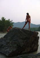 Три голые женщины залезли на большой камень 7 фотография