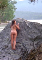 Три голые женщины залезли на большой камень 5 фото