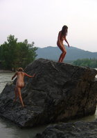 Три голые женщины залезли на большой камень 6 фотография
