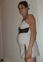 Беременная сучка не стыдить ходить по дому голой 9 фото