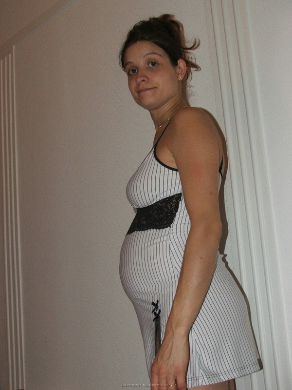 Беременная сучка не стыдить ходить по дому голой 14 фотография