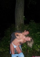 Чувак лапает сиськи подруги в ночном лесу 5 фотография