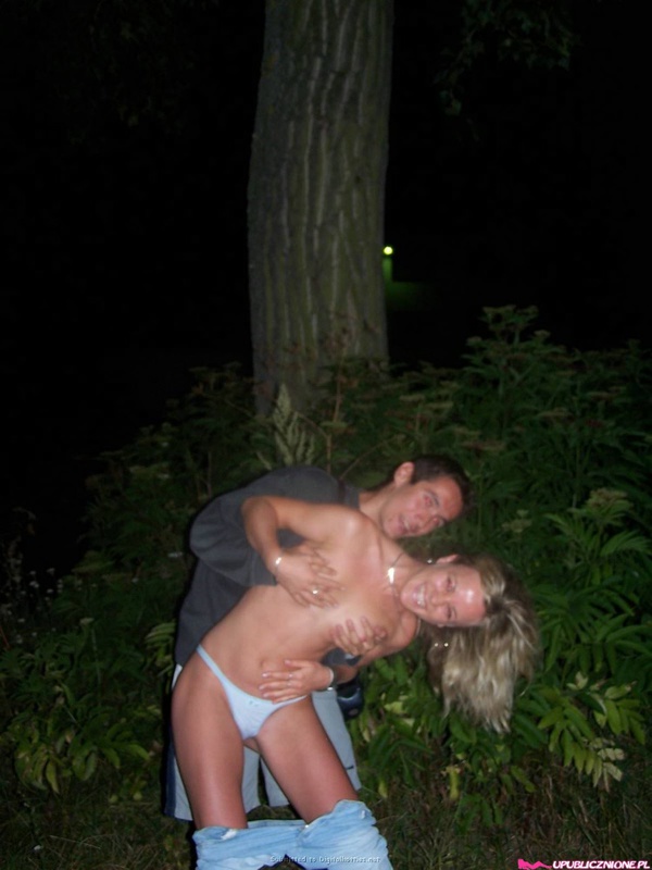 Чувак лапает сиськи подруги в ночном лесу 5 фотография