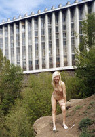 Эксгибиционистка гуляет по Новосибирску совершенно голая 8 фото