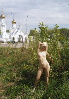 Эксгибиционистка гуляет по Новосибирску совершенно голая 15 фото