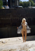 Эксгибиционистка гуляет по Новосибирску совершенно голая 2 фото