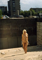 Эксгибиционистка гуляет по Новосибирску совершенно голая 1 фото
