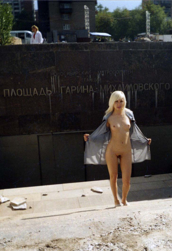 Эксгибиционистка гуляет по Новосибирску совершенно голая 2 фотография