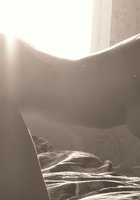 Беременная цыпочка лежит на диване с прикрытой писькой 1 фотография