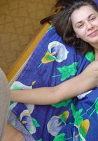 Беременная цыпочка лежит на диване с прикрытой писькой 10 фотография