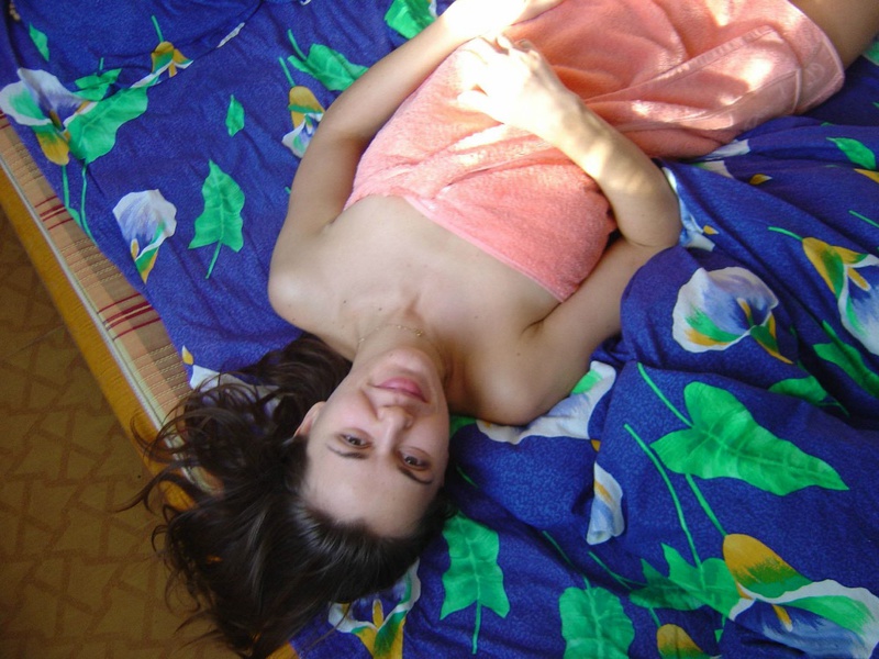 Беременная цыпочка лежит на диване с прикрытой писькой 9 фотография