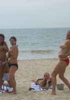 Подруги оголились на пляжной вечеринке 32 фото