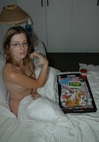 Нескромная женщина без одежды лежит на постели 3 фотография