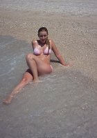 Бабенка в розовом купальнике стоит под солнцем 19 фотография