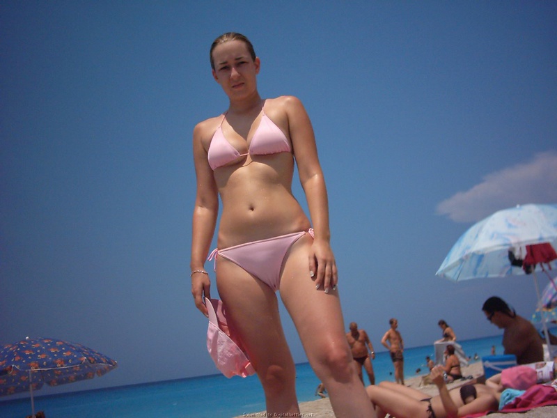 Бабенка в розовом купальнике стоит под солнцем 11 фотография